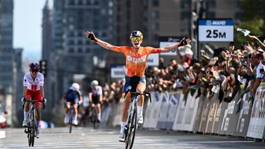 Demi Vollering (Niederlande) gewinnt. 