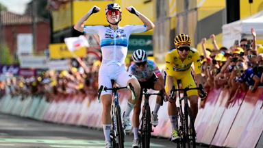 Demi Vollering bejubelt ihren Etappensieg auf der 5. Etappe der Tour de France Femmes