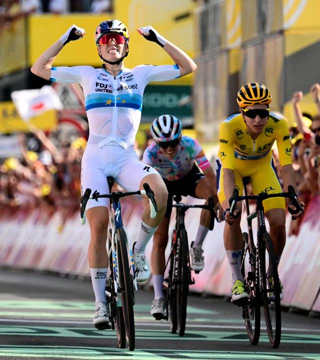 Demi Vollering bejubelt ihren Etappensieg auf der 5. Etappe der Tour de France Femmes