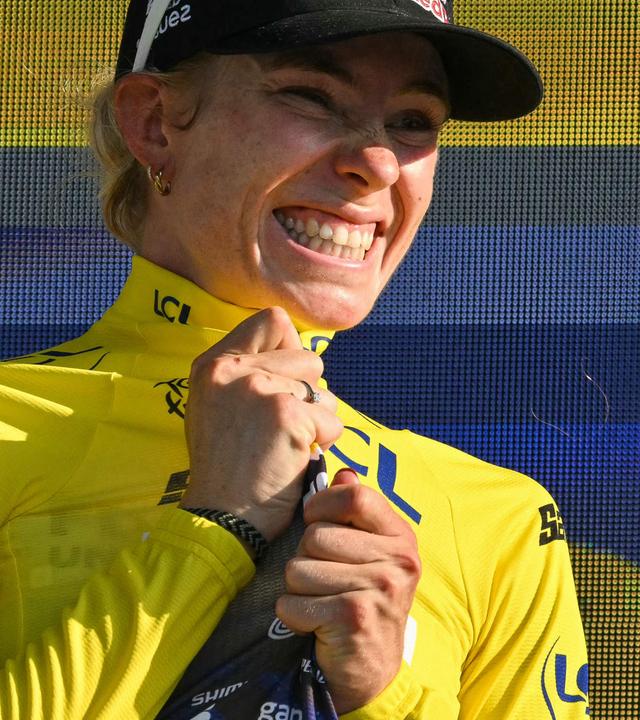Demi Vollering (Niederlande) jubelt. 