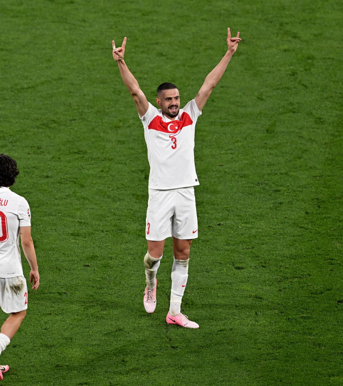 Demiral zeigt Wolfsgruß