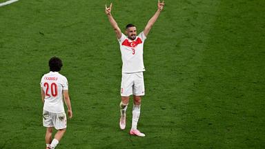Demiral zeigt Wolfsgruß