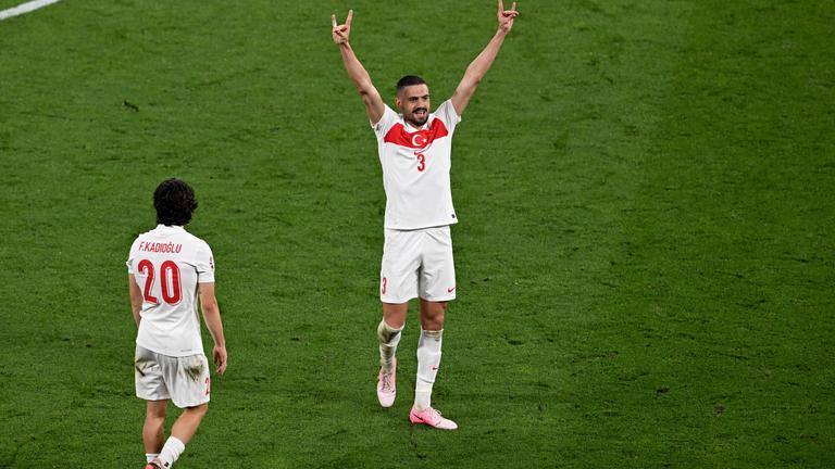 Demiral zeigt Wolfsgruß