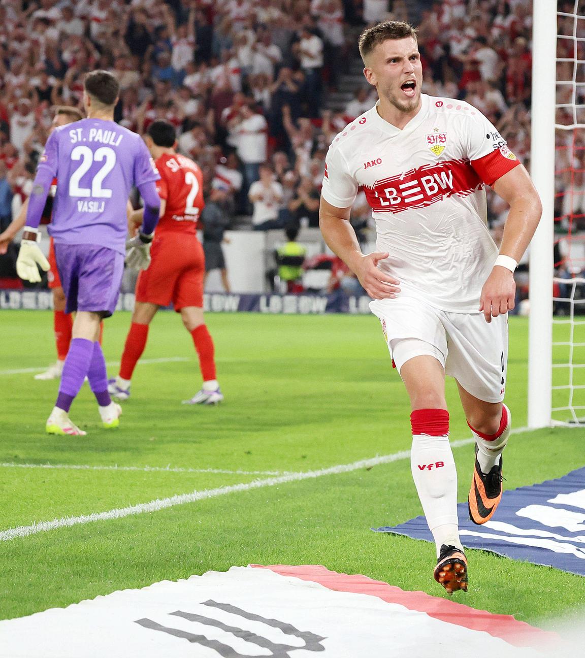 Ermedin Demirovic (VfB Stuttgart) jubelt nach seinem Tor zum 1:0. Im Hintergrund Torwart Nikola Vasilj (FC St. Pauli)