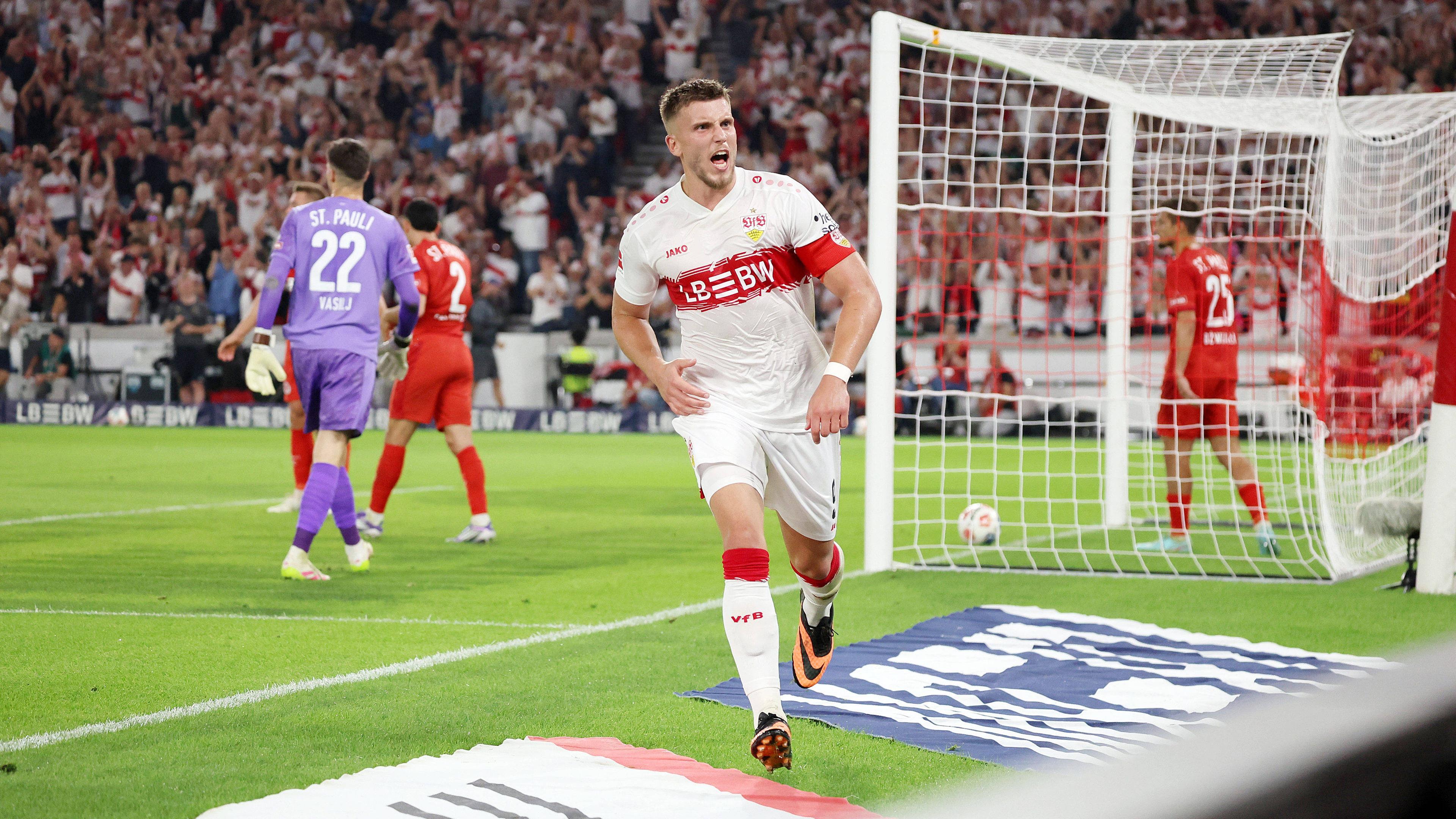 Ermedin Demirovic (VfB Stuttgart) jubelt nach seinem Tor zum 1:0. Im Hintergrund Torwart Nikola Vasilj (FC St. Pauli)