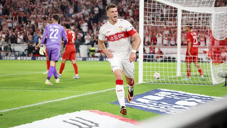 Ermedin Demirovic (VfB Stuttgart) jubelt nach seinem Tor zum 1:0. Im Hintergrund Torwart Nikola Vasilj (FC St. Pauli)