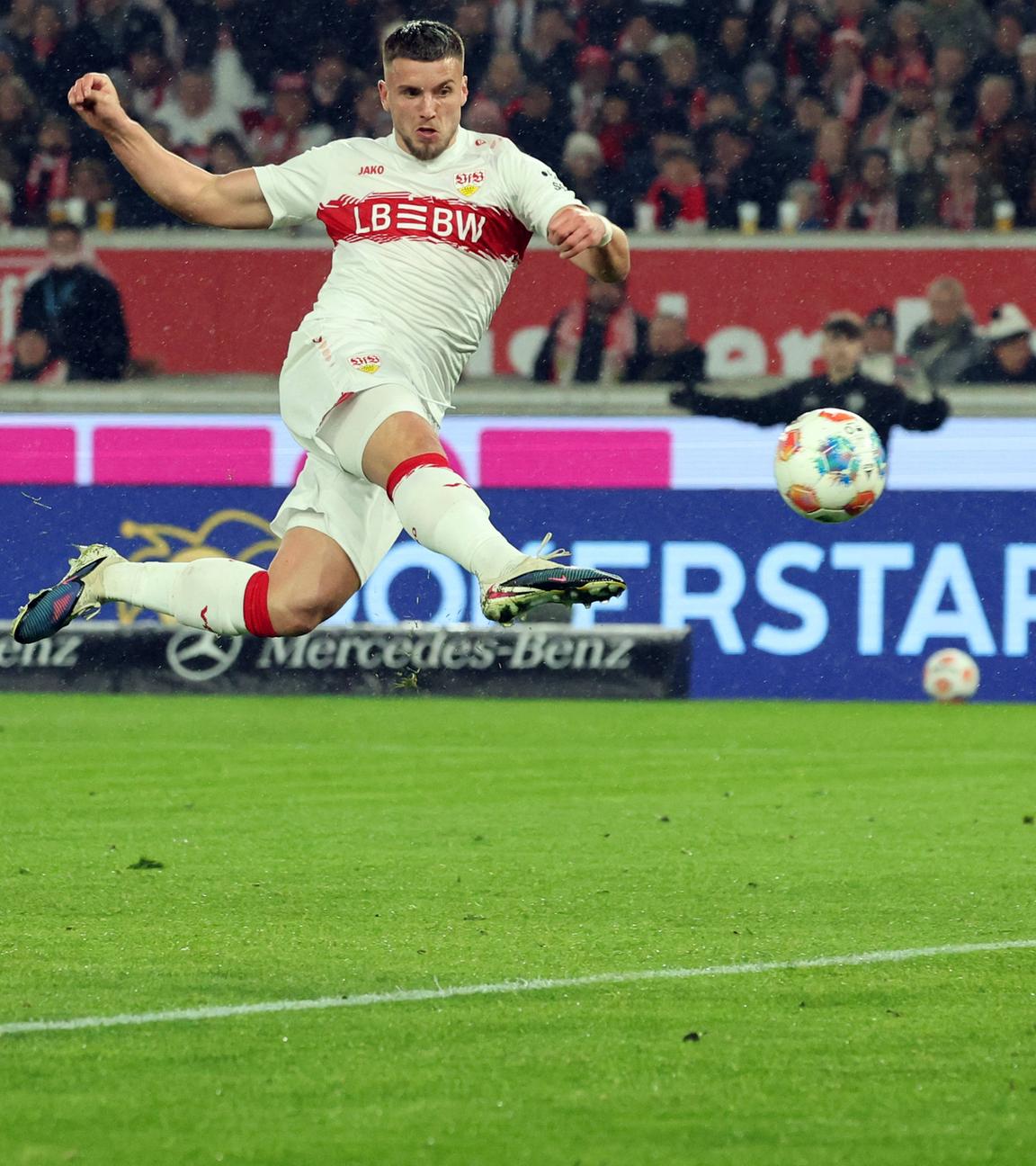 Stuttgarts Stürmer Ermedin Demirovic erzielt in der Bundesligapartie das 1:0 gegen den 1. FC Köln