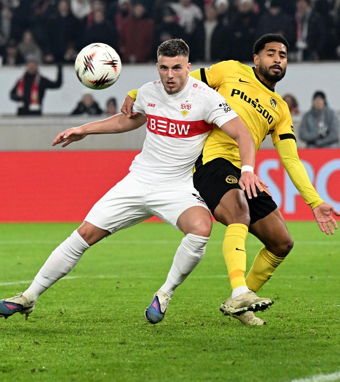 Stuttgarts Ermedin Demirovic im Zweikampf mit Saidy Janko von Young Boys Bern
