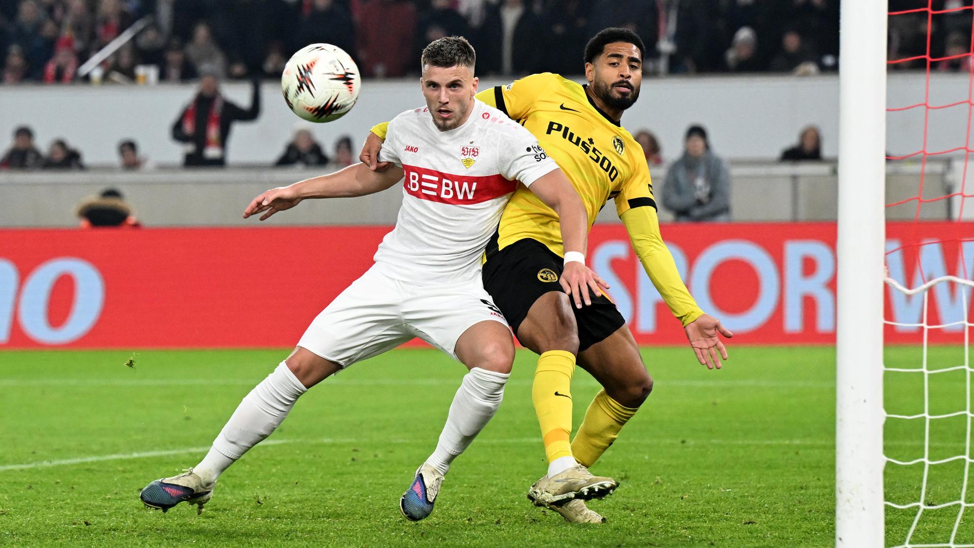Stuttgarts Ermedin Demirovic im Zweikampf mit Saidy Janko von Young Boys Bern