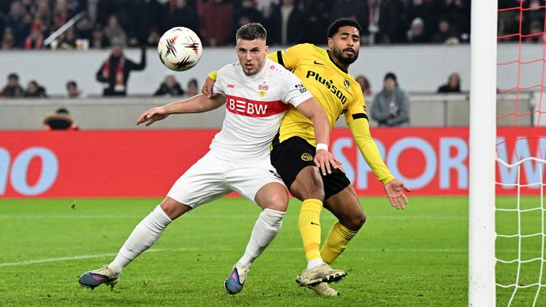 Stuttgarts Ermedin Demirovic im Zweikampf mit Saidy Janko von Young Boys Bern