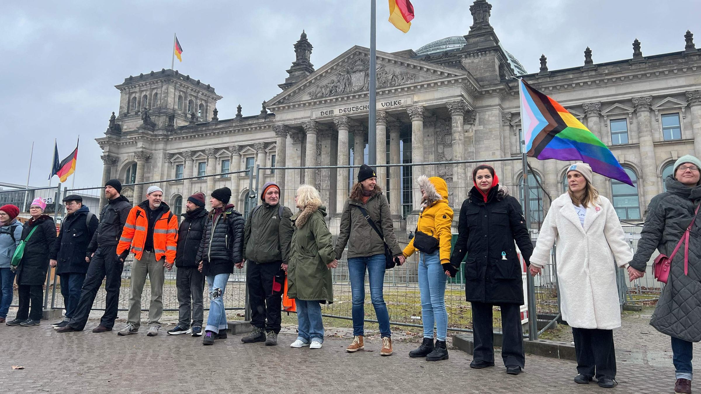 Demo gegen Rechtsextremismus vor dem Reichstag