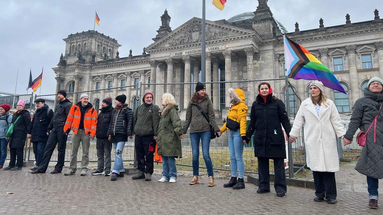 Demo gegen Rechtsextremismus vor dem Reichstag