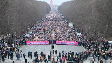 Demonstration in Berlin mit dem Banner "Wir sind die Brandmauer - Keine Zusammenarbeit mit der AfD!"