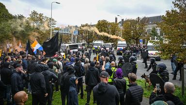Einsatzkräfte der Bereitschaftspolizei greifen ein, als eine Anti-Flüchtlings-Demonstration am 19. September 2026 in Den Haag, Niederlande, gewalttätig wird. 