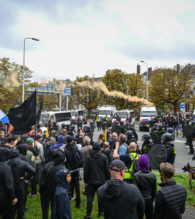 Einsatzkräfte der Bereitschaftspolizei greifen ein, als eine Anti-Flüchtlings-Demonstration am 19. September 2026 in Den Haag, Niederlande, gewalttätig wird. 