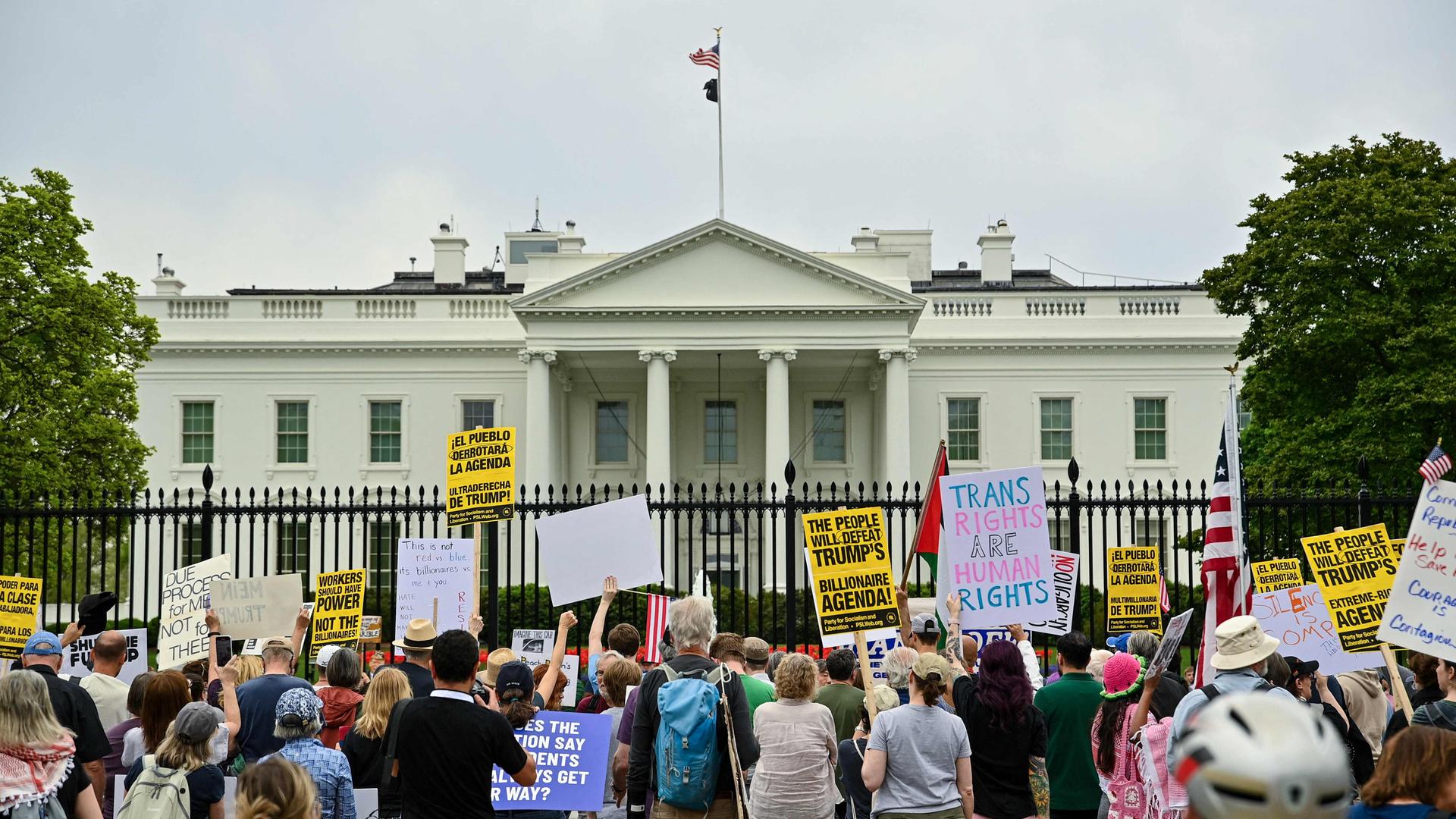 Demonstranten versammeln sich während des landesweiten „Hände weg!“-Protestes gegen die Politik und die Exekutivmaßnahmen von US-Präsident Donald Trump.