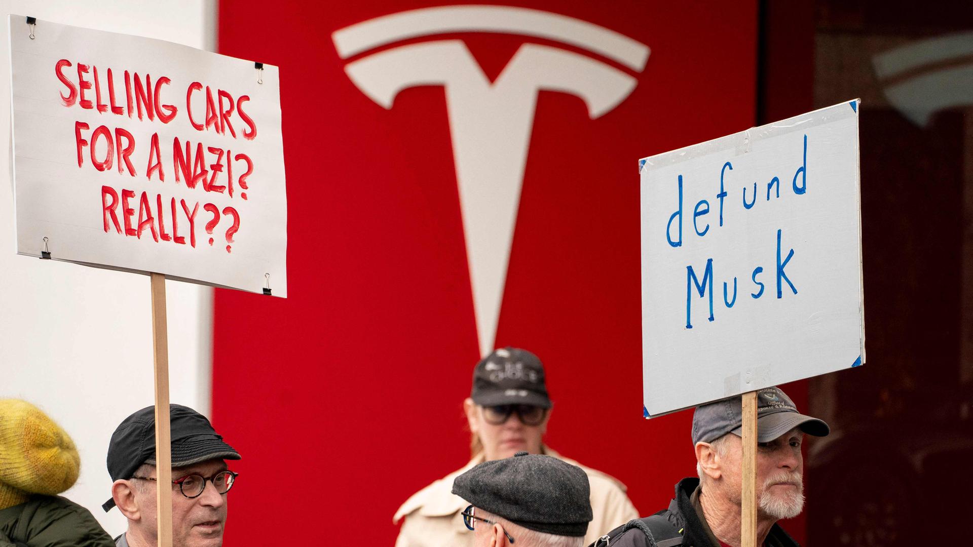 Demonstranten versammeln sich in Seattle, Washington, zu einem Protest gegen Elon Musk und den Elektroautohersteller Tesla.