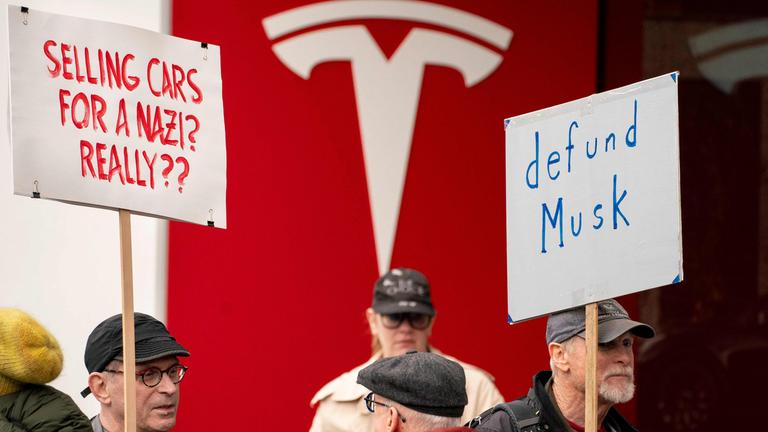 Demonstranten versammeln sich in Seattle, Washington, zu einem Protest gegen Elon Musk und den Elektroautohersteller Tesla.