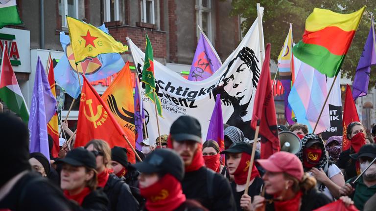 Menschen demonstrieren am Tag der Arbeit in Berlin.