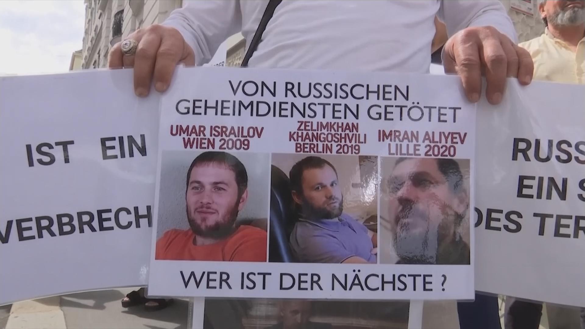 Auf dem Bild ist ein Schild über politische Morde seitens Russland zu sehen.