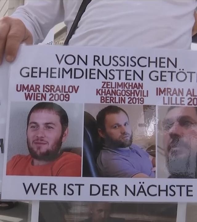 Auf dem Bild ist ein Schild über politische Morde seitens Russland zu sehen.