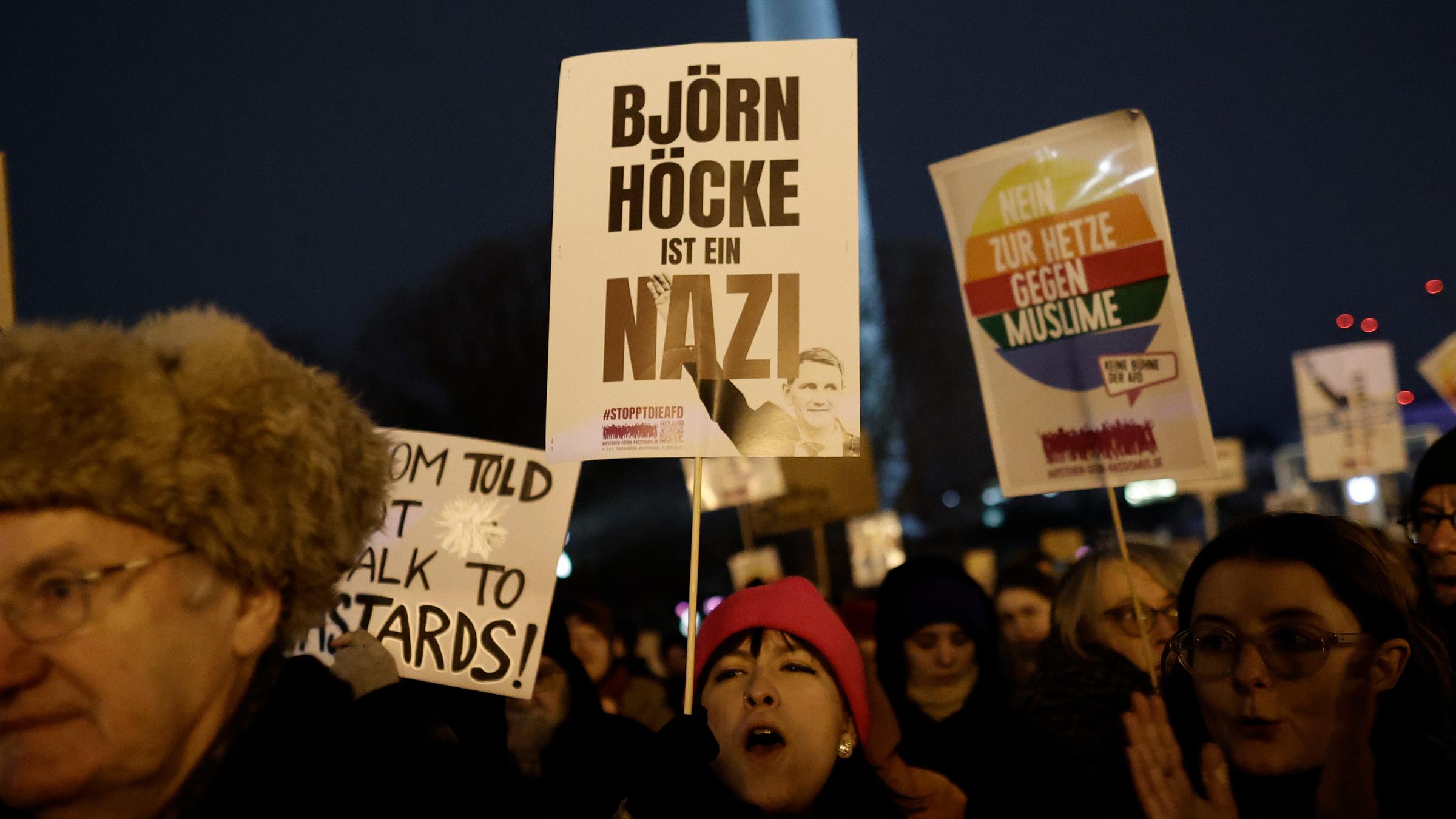 Menschen demonstrieren gegen Rechts vor dem Roten Rathaus.