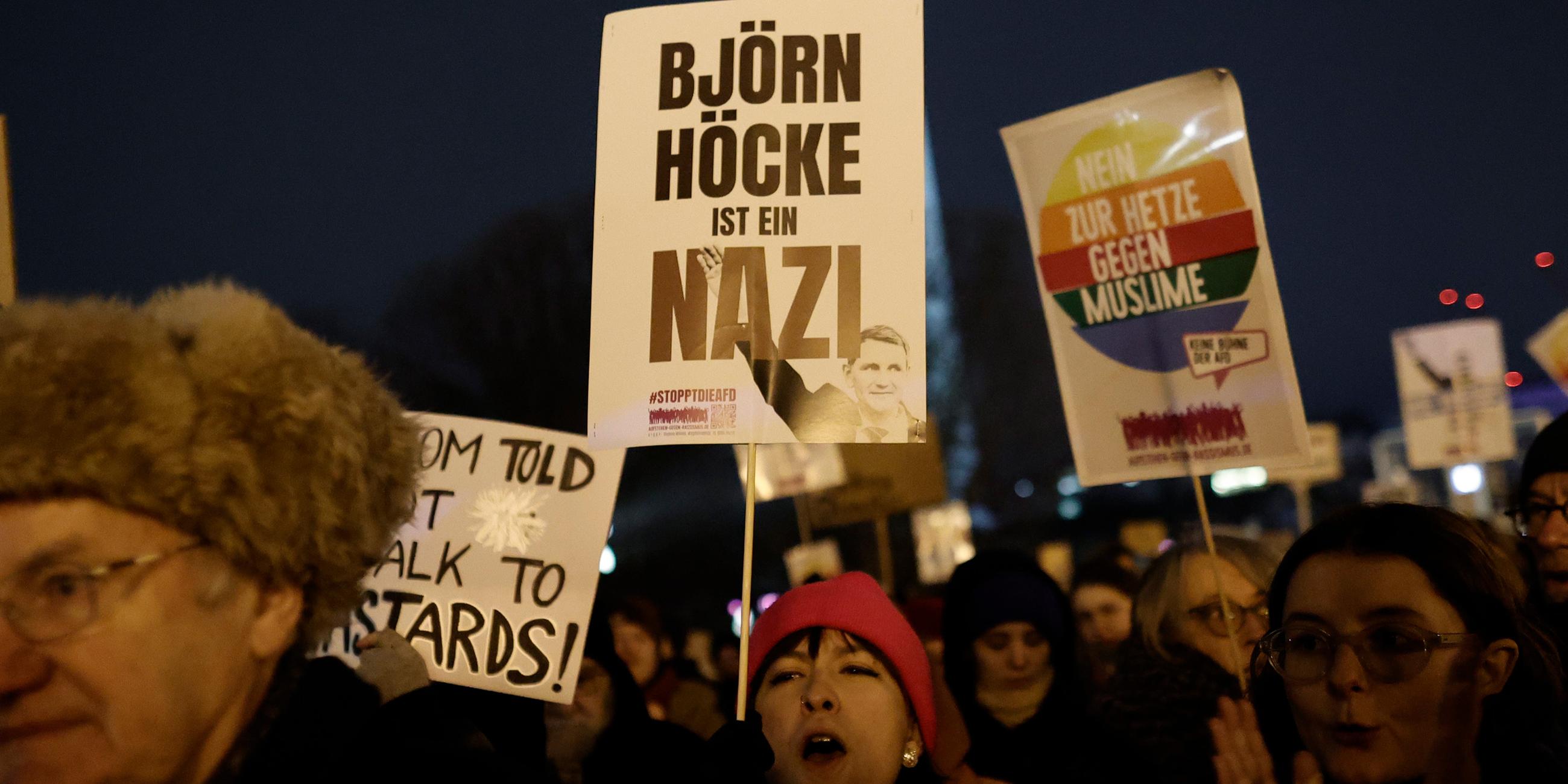 Menschen demonstrieren gegen Rechts vor dem Roten Rathaus.