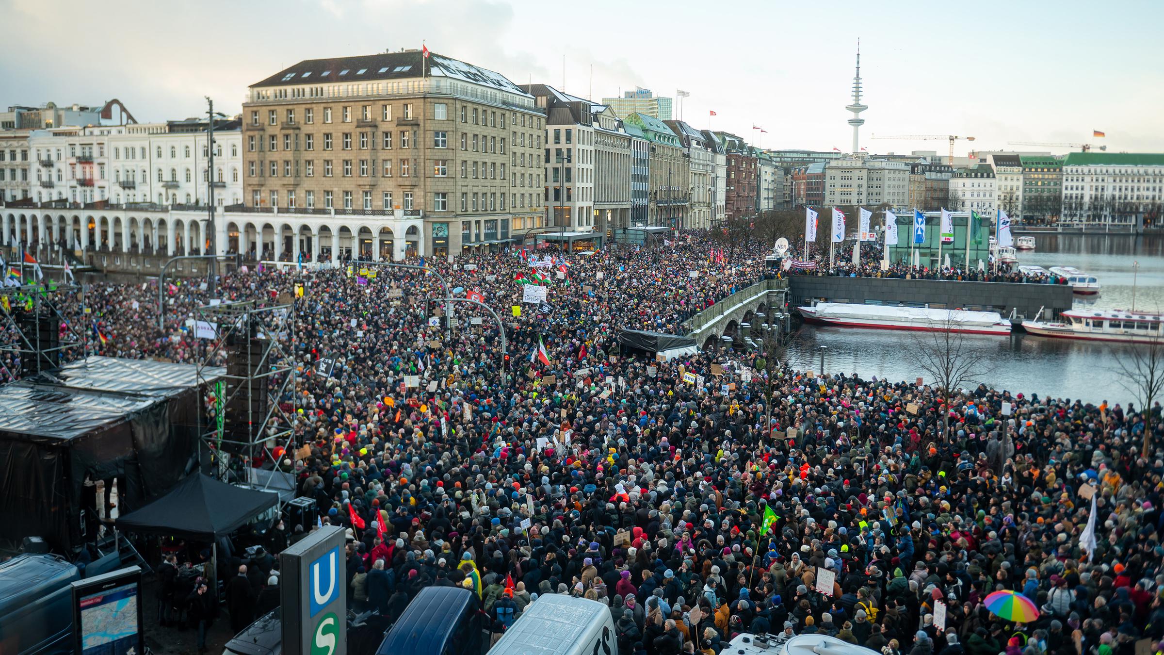 Jungfernstieg und die anliegenden Bereiche sind mit Demonstranten gefüllt.