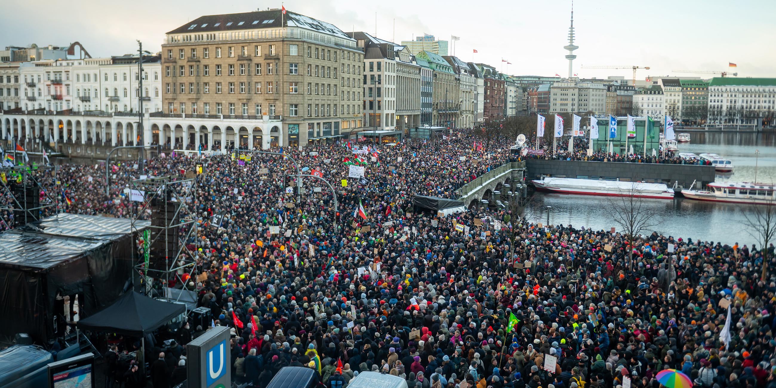 Jungfernstieg und die anliegenden Bereiche sind mit Demonstranten gefüllt.