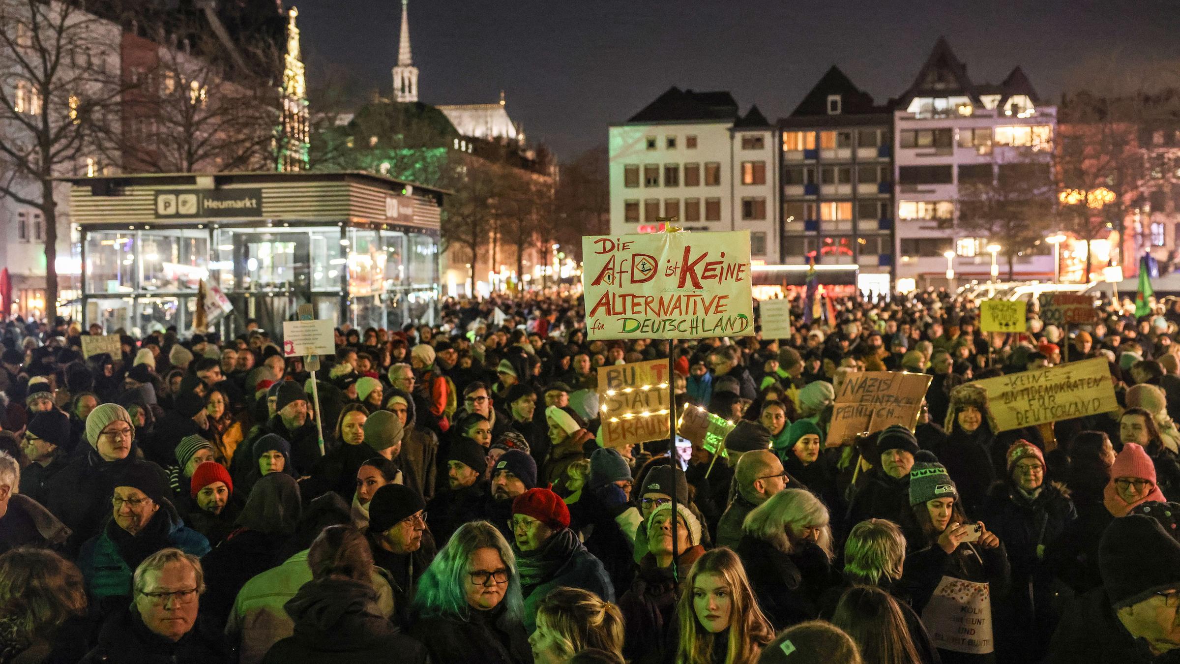 Demonstranten stehen auf dem Kölner Heumarkt.