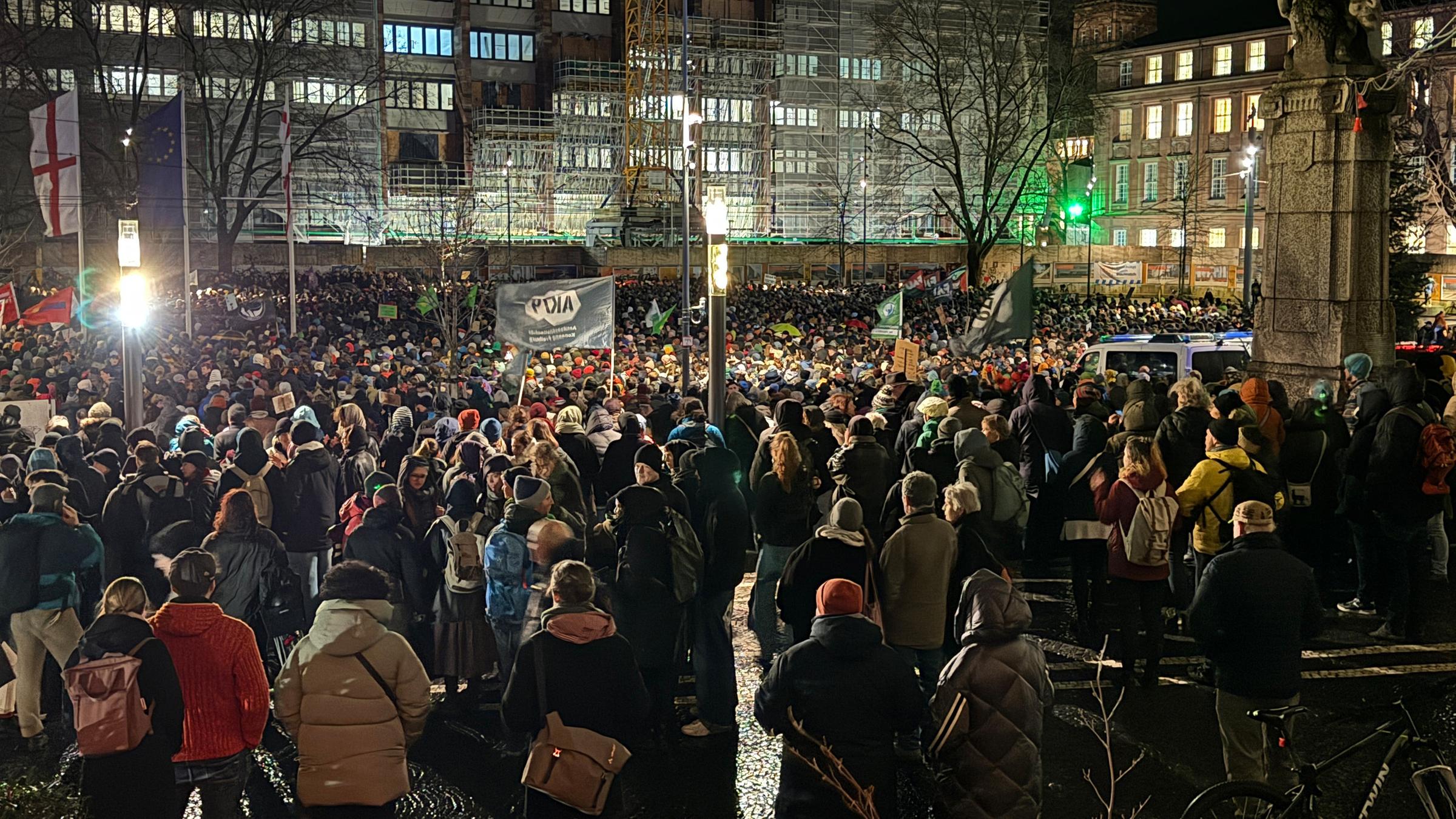 Einige Tausend Menschen demonstrieren gegen Rechtsextremismus auf dem Platz der alten Synagoge.