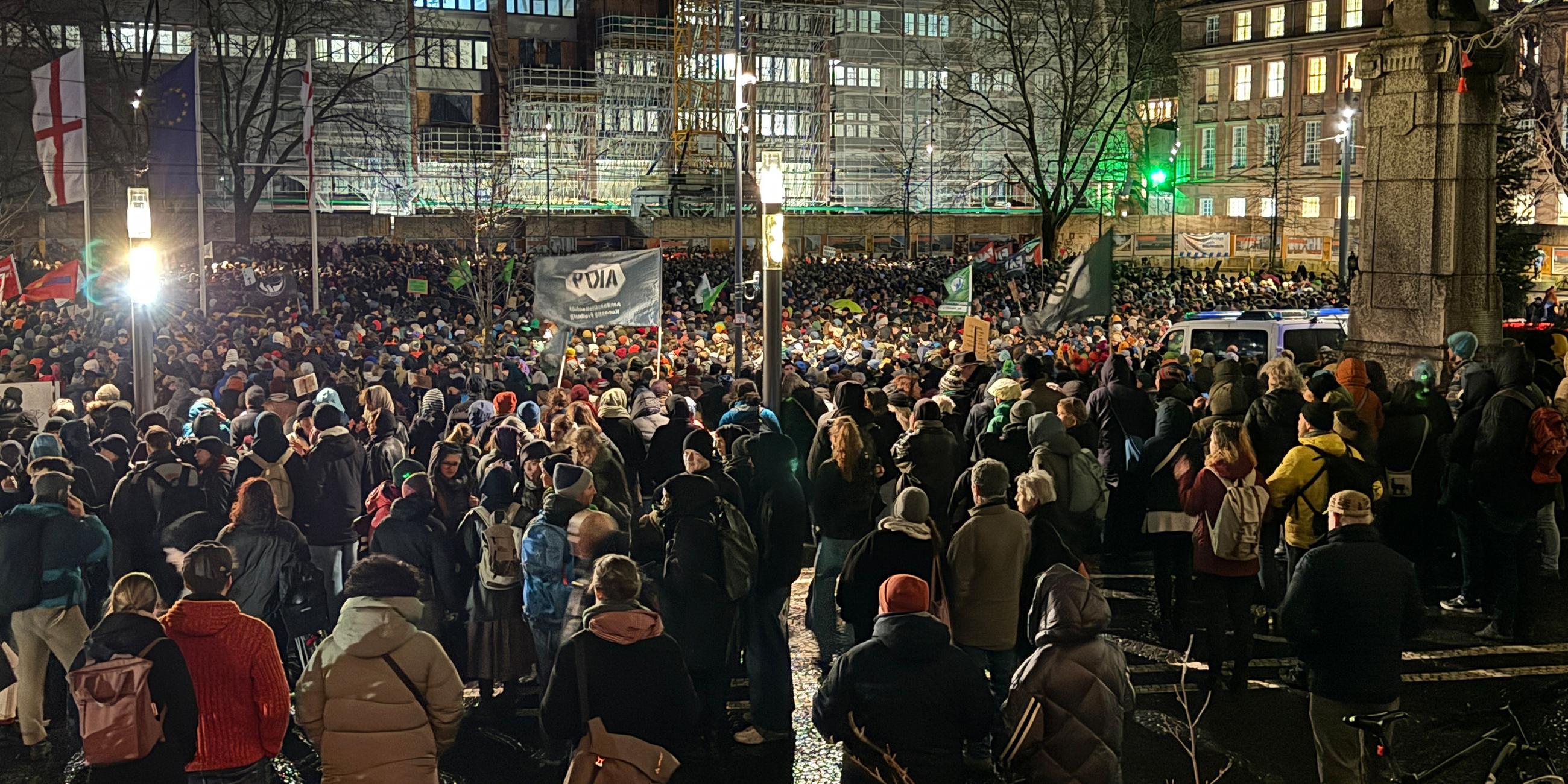 Einige Tausend Menschen demonstrieren gegen Rechtsextremismus auf dem Platz der alten Synagoge.