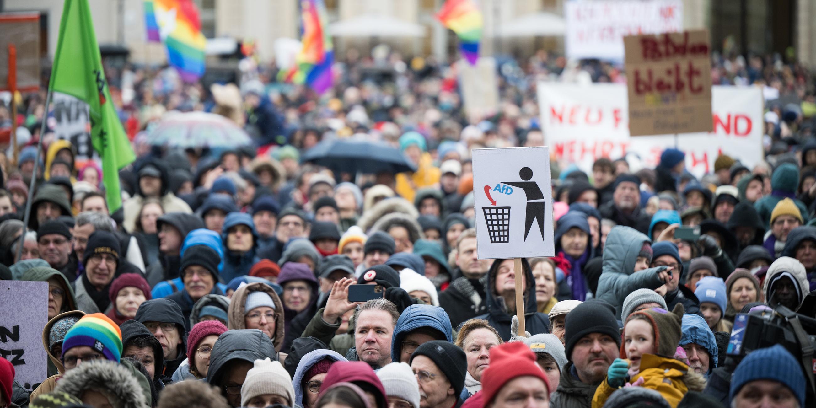 Menschen stehen während der Demonstrationen «Potsdam wehrt sich» auf dem Alten Markt.