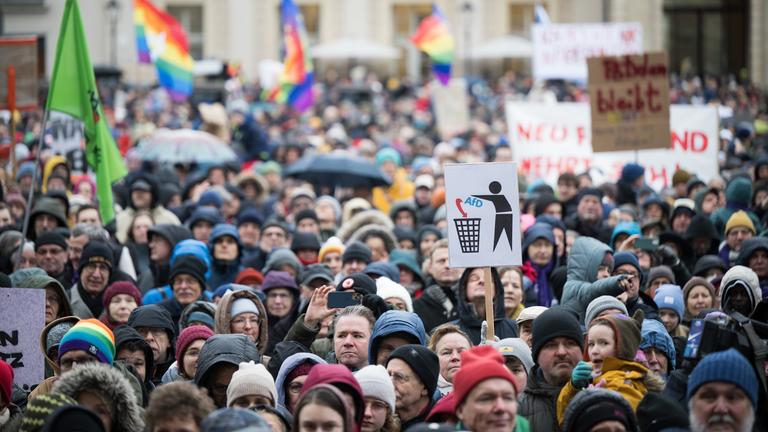 Menschen stehen während der Demonstrationen «Potsdam wehrt sich» auf dem Alten Markt.