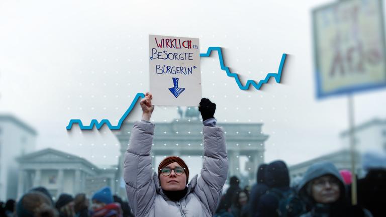 Protest gegen rechts in Berlin (Archivbild) und Kurve mit Umfragewerten der AfD