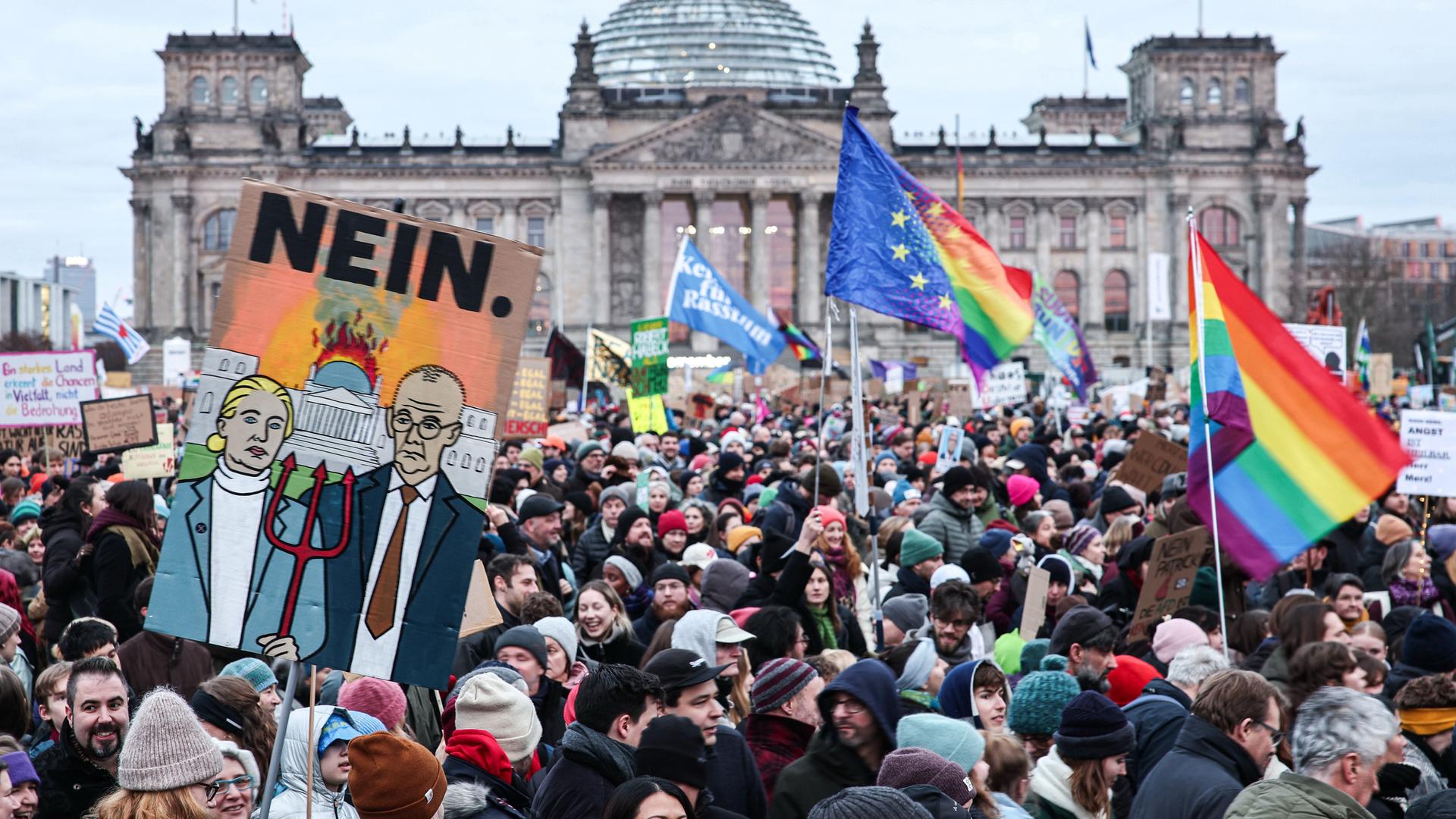 Menschen auf einer Demonstration zur Migrationspolitik in Berlin.