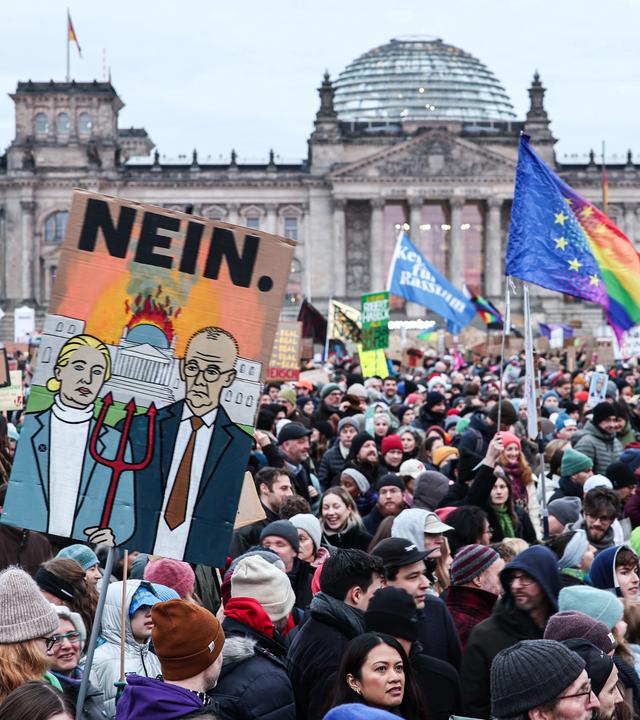 Menschen auf einer Demonstration zur Migrationspolitik in Berlin.