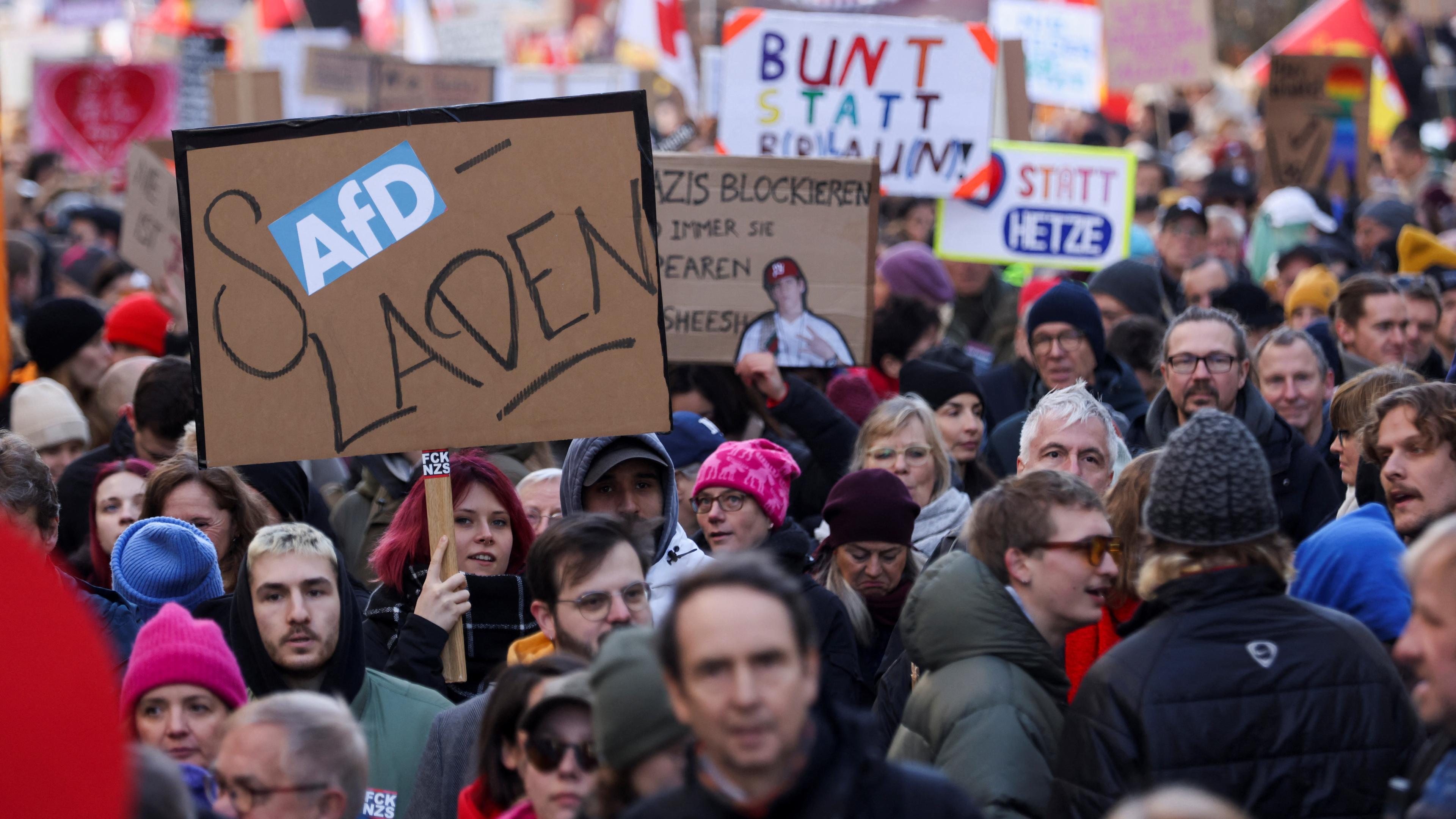 Demonstrierende gegen Rechts in Düsseldorf. Auf einem der Plakate steht "S-AfD-Laden".