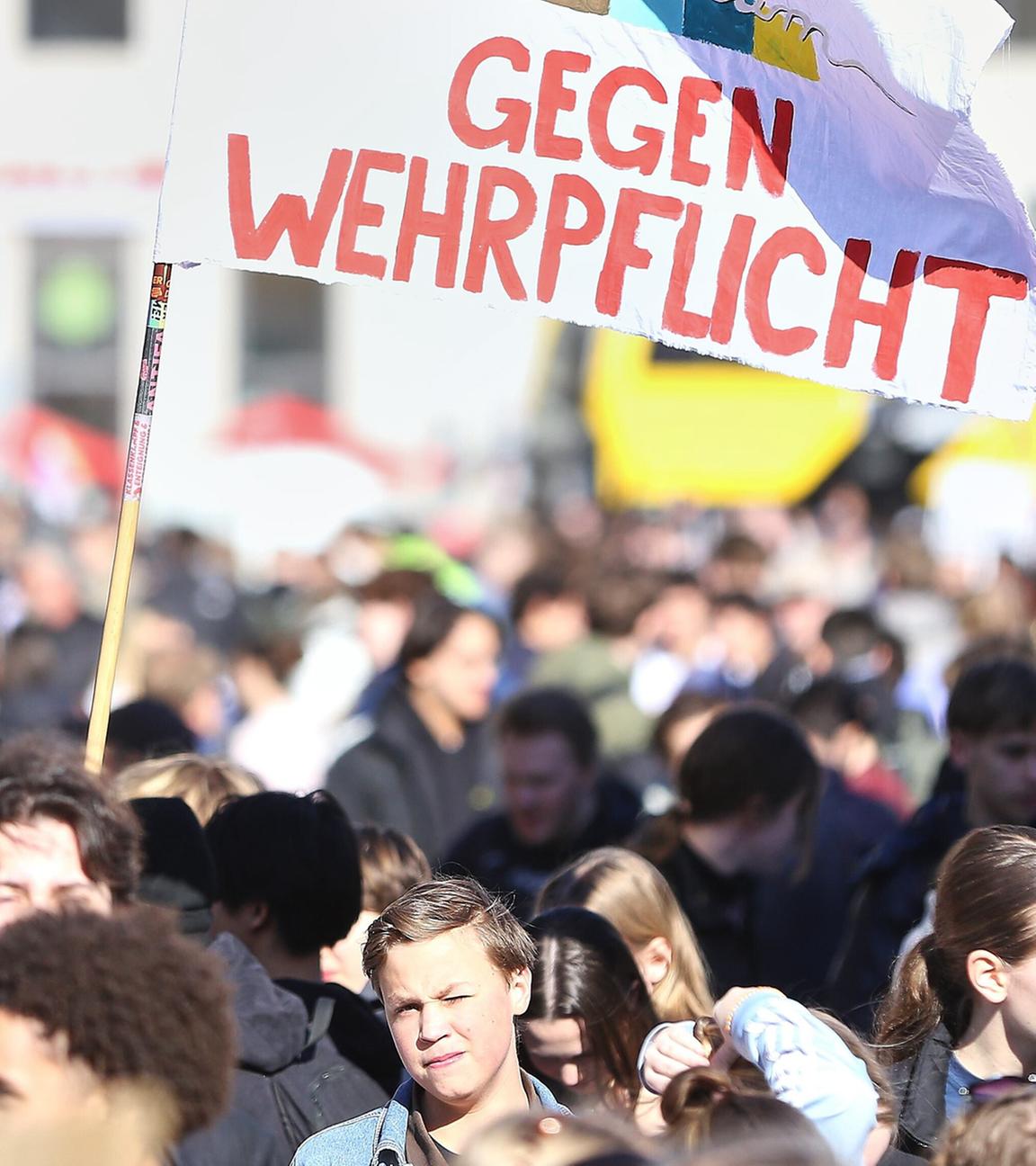 Schüler halten ein Plakat mit der Aufschrift: "Gegen Wehrpflicht"
