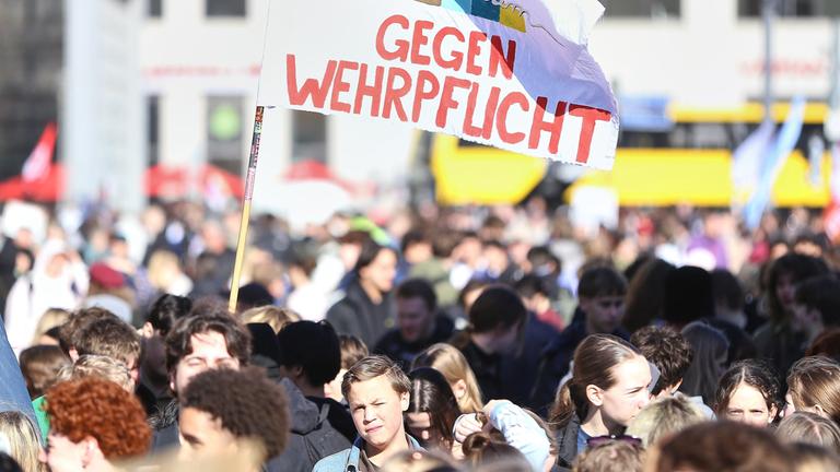 Schüler halten ein Plakat mit der Aufschrift: "Gegen Wehrpflicht"