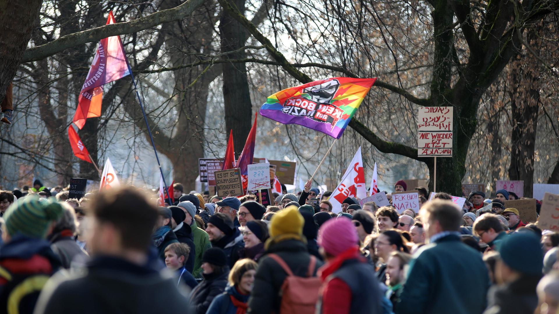 Menschen demonstrieren gegen einen Querdenker-Aufmarsch.