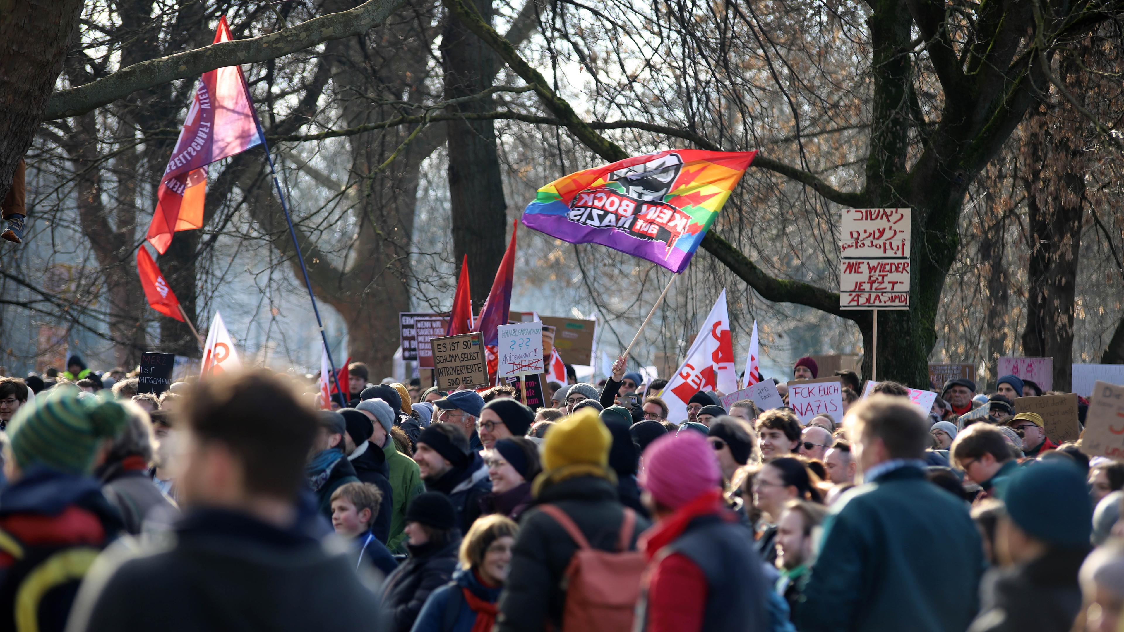 Menschen demonstrieren gegen einen Querdenker-Aufmarsch.