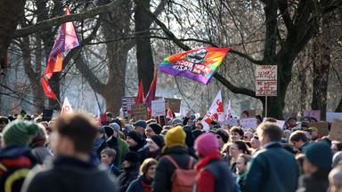 Menschen demonstrieren gegen einen Querdenker-Aufmarsch.