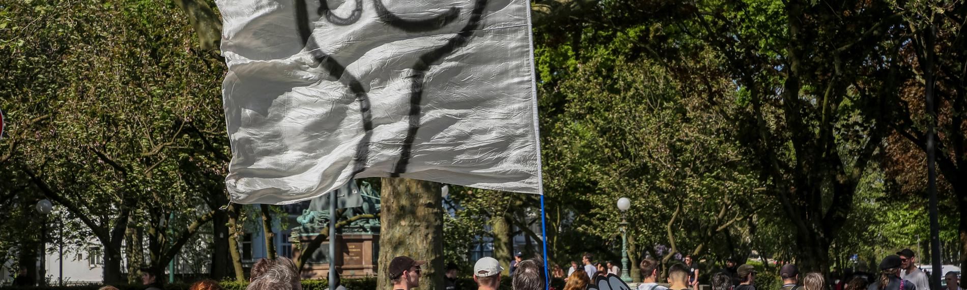 Archiv: 01.05.2024, Wer hat der gibt Demo, Hamburg: Zum Tag der Arbeit gingen in Hamburg unter dem Motto Wir haben die Scheiße so satt - veranstaltet vom Bündnis Wer hat, der gibt mehrere tausend Menschen auf die Straße um für Umverteilung zu demonstrieren.