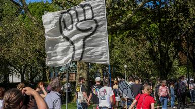 Archiv: 01.05.2024, Wer hat der gibt Demo, Hamburg: Zum Tag der Arbeit gingen in Hamburg unter dem Motto Wir haben die Scheiße so satt - veranstaltet vom Bündnis Wer hat, der gibt mehrere tausend Menschen auf die Straße um für Umverteilung zu demonstrieren.