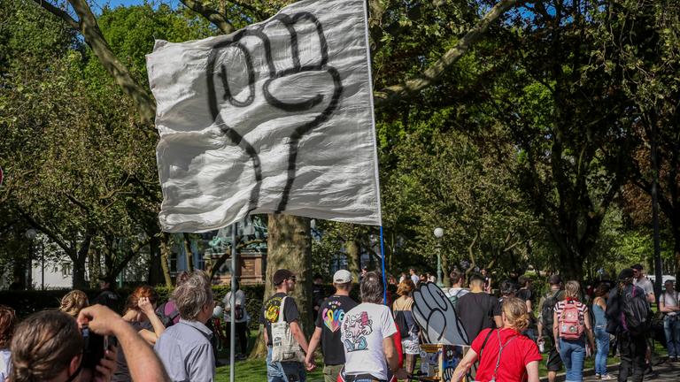 Archiv: 01.05.2024, Wer hat der gibt Demo, Hamburg: Zum Tag der Arbeit gingen in Hamburg unter dem Motto Wir haben die Scheiße so satt - veranstaltet vom Bündnis Wer hat, der gibt mehrere tausend Menschen auf die Straße um für Umverteilung zu demonstrieren.