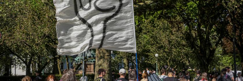 Archiv: 01.05.2024, Wer hat der gibt Demo, Hamburg: Zum Tag der Arbeit gingen in Hamburg unter dem Motto Wir haben die Scheiße so satt - veranstaltet vom Bündnis Wer hat, der gibt mehrere tausend Menschen auf die Straße um für Umverteilung zu demonstrieren.