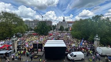 Demonstanten in Hannover demonstrieren vor der Gesundheitsministerkonferenz