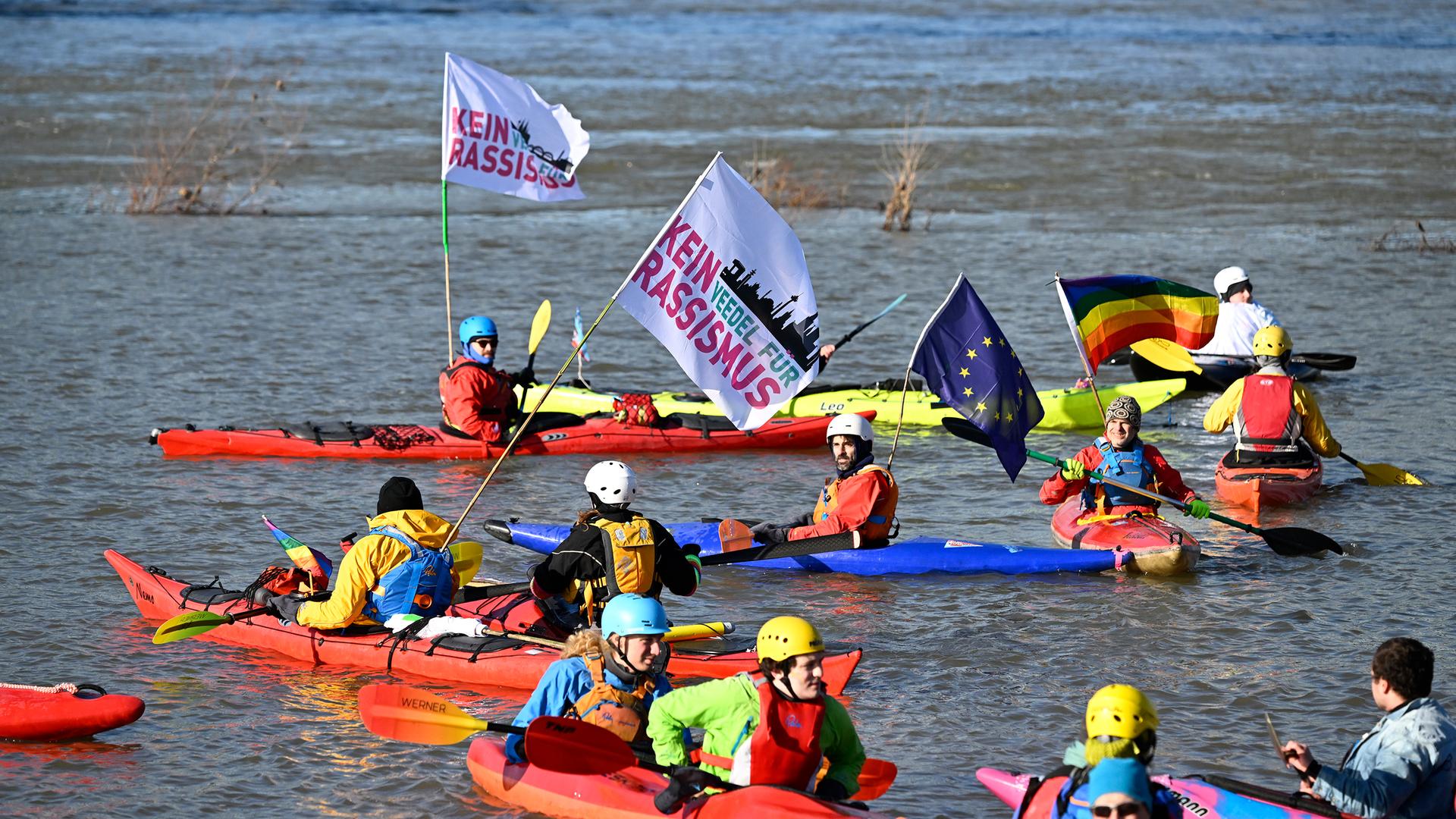 Kanuten demonstrieren auf dem Rhein bei Köln unter dem Motto "Bunt statt braun"