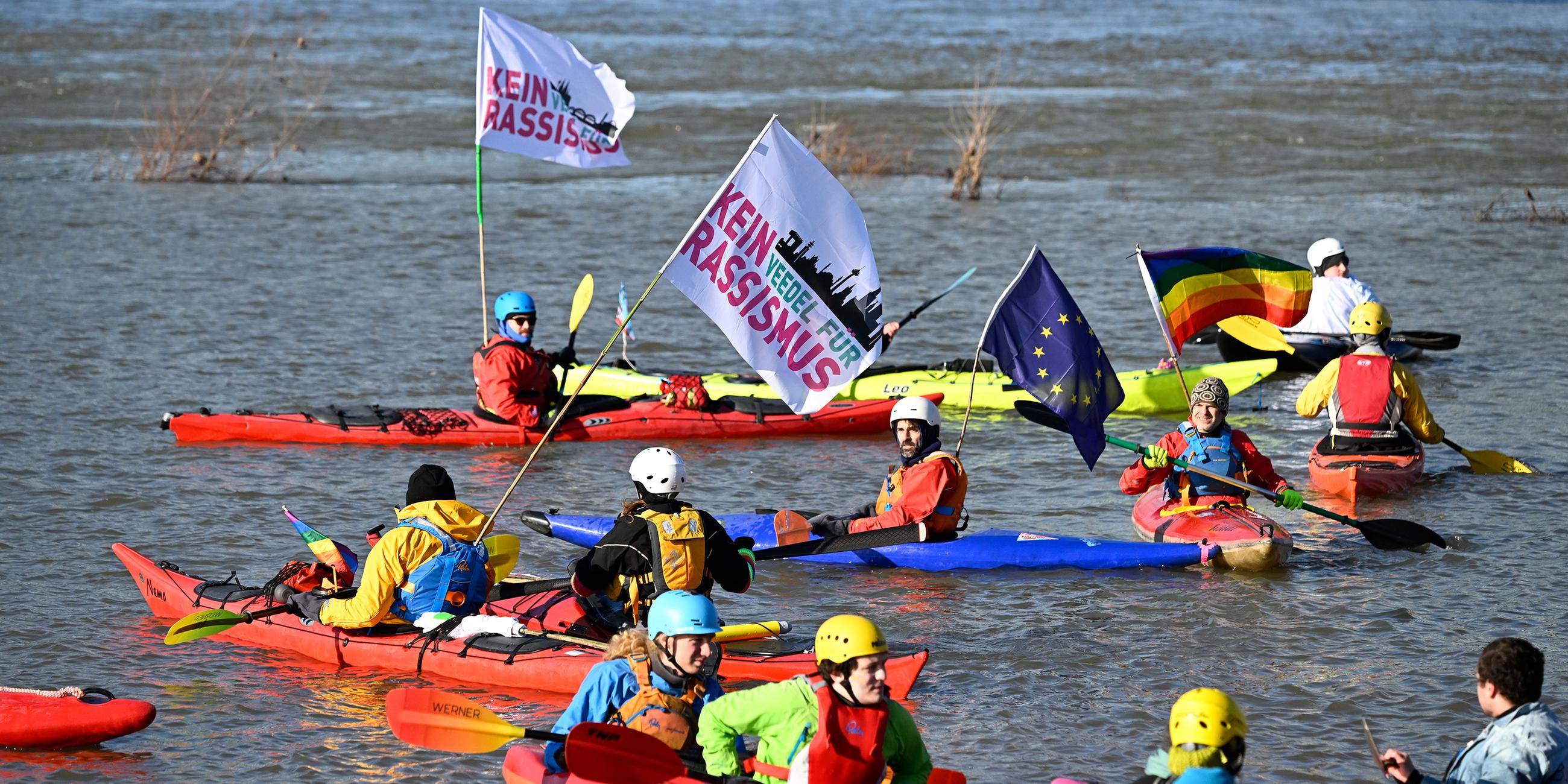 Kanuten demonstrieren auf dem Rhein bei Köln unter dem Motto "Bunt statt braun"
